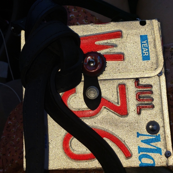 Little Earth License Plate Massachusetts "Spirit of America" Crossbody Purse - Picture 3 of 8